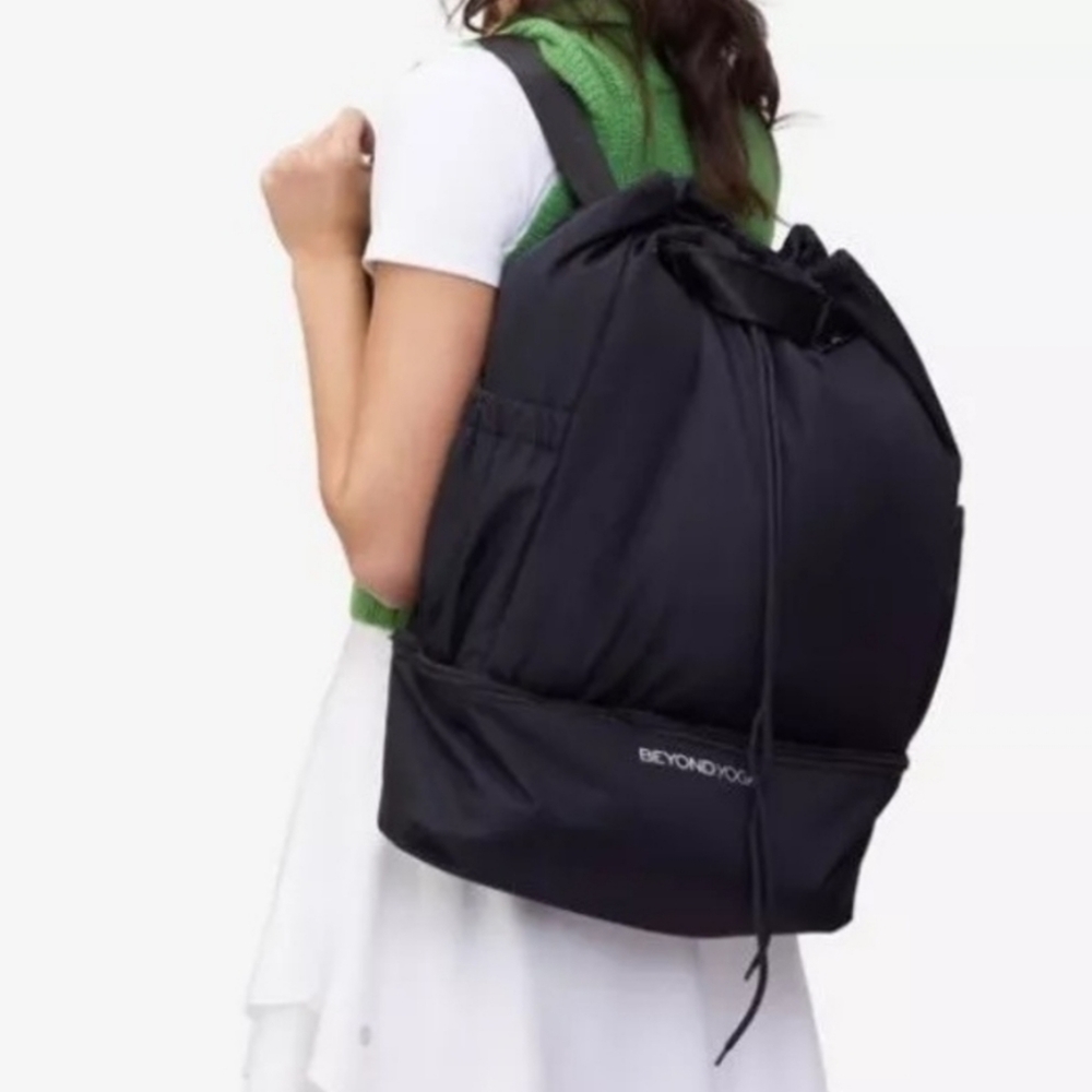 Beyond Yoga Black Sleek Roomy Multi Compartment Convertible Gym Yoga Bag
